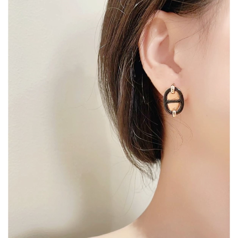 H**me5 earrings